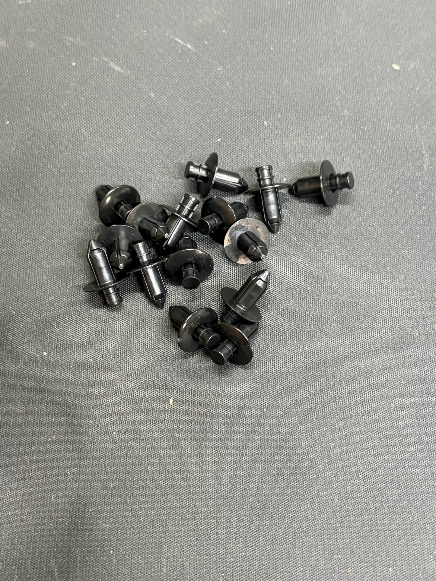 Auveco 22160 15 qty Push-Type Retainers
