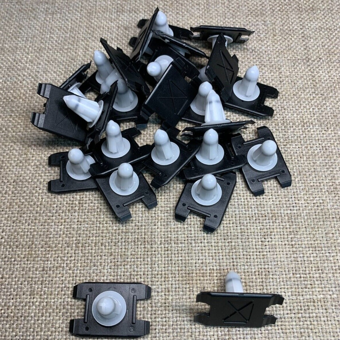 25 Auveco 22559 Specialty Moulding Retainer for BMW 51-71-8-259-025