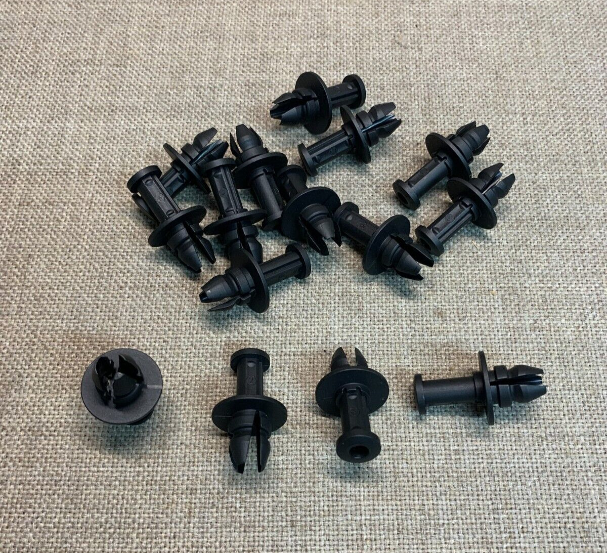 Auveco 20967 Jeep Nylon Push-Type Retainer 15 pcs.