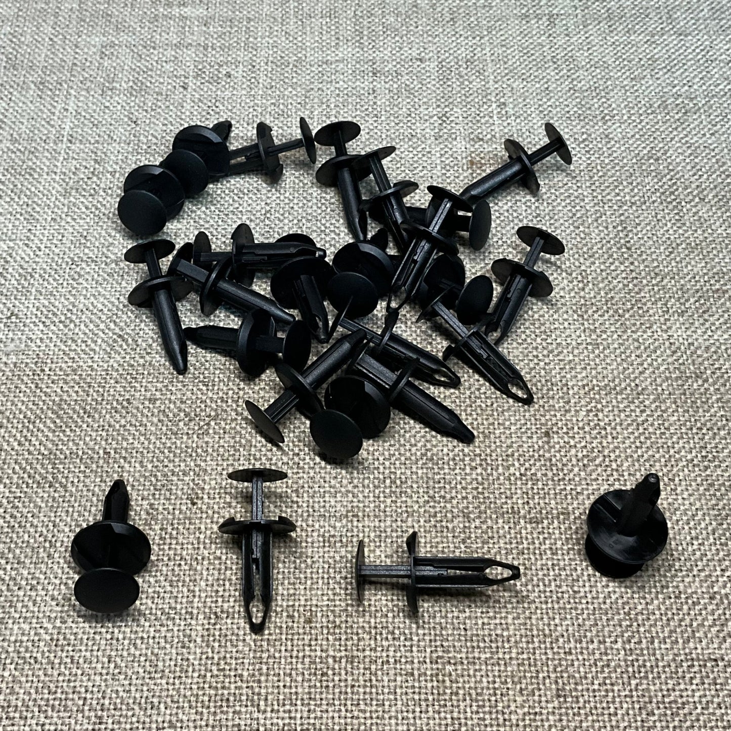 25 Fascia Retainers Auveco 14018 Ford: N803716-S Mustang and Capri From 1985 On