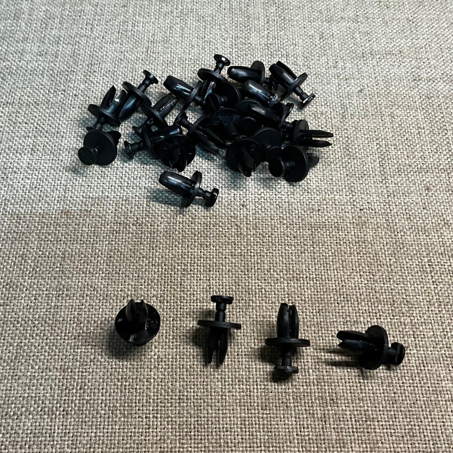25 Push Type Retainers Auveco 14011 GM : 14019226 ; 14071289 From 1981 - On