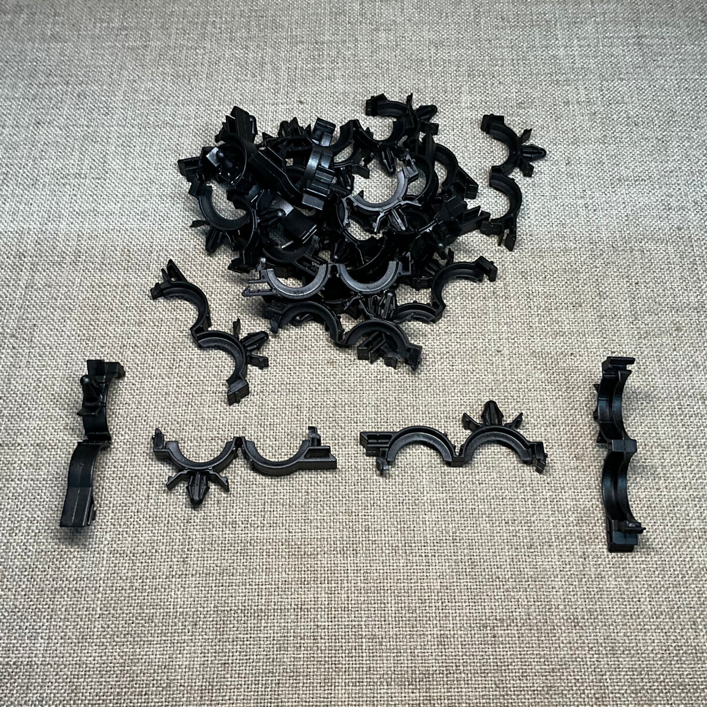 25 Wire Loom Routing Clips Auveco 14547 GM OEM : 8911320 AND GM OEM: 3816659