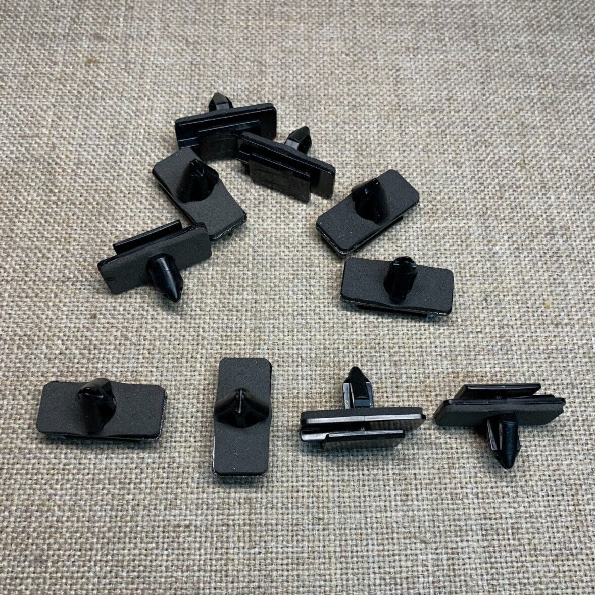 10 Auveco 22531 Moulding Clip With Sealer, for Chrysler 68283229AA