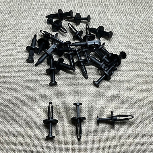 25 Body Retainers Auveco 13993 GM : 20510029 Ford : N803362-S Chry : 34202672