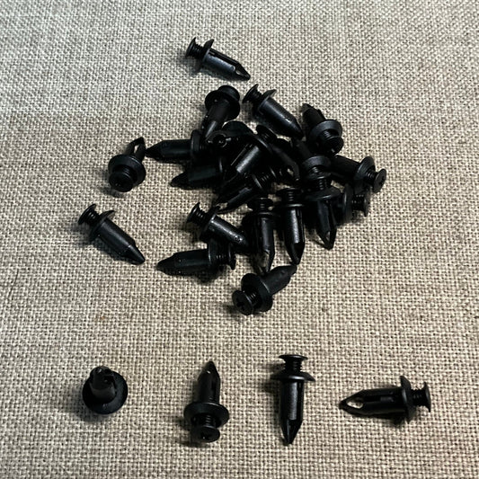 25 Push Type Retainers Auveco 14997 GM OEM : 10053182 From The Year 1987 - On