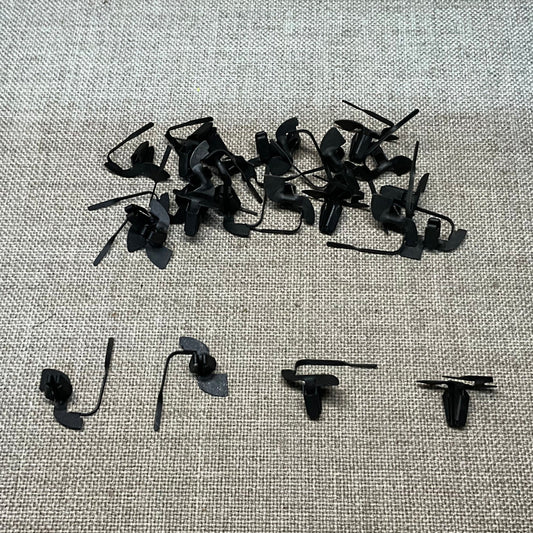 25 Universal Type Moulding Fasteners Auveco 9965 GM: 3944866 ; 1244839