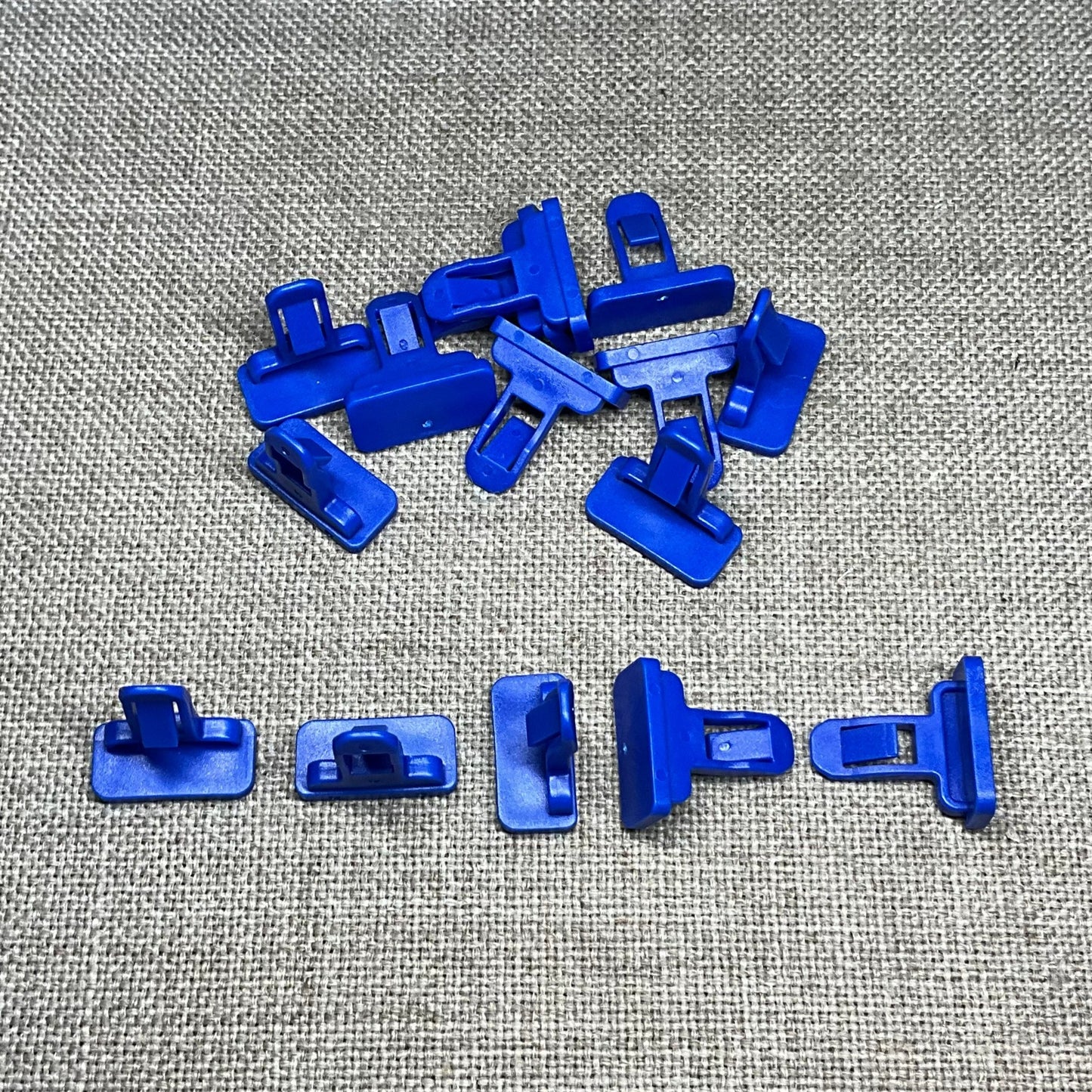 Auveco 21016 BUMPER MOLDING CLIP RETAINERS TOYTA L C 2008-2016 15 Pcs.